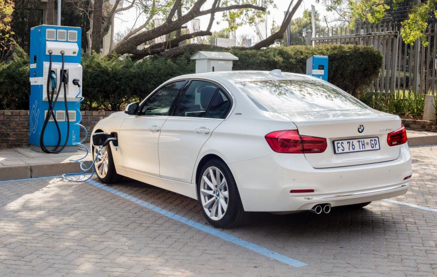  BMW 330e iPerformance (F30) 2017 года  (ZA) (фото 9 из 33)